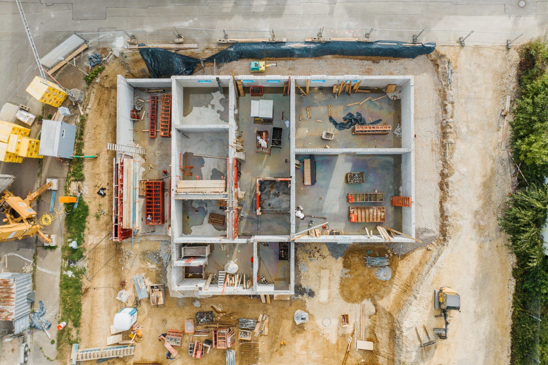 Zwei Architektinnen besprechen und planen gemeinsam die Innenraumgestaltung eines Bauprojekts anhand von Bauplänen.
